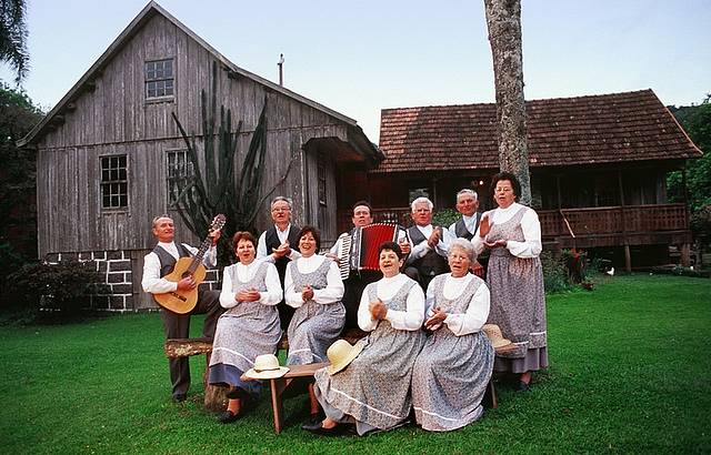 Descendentes de imigrantes recebem turistas com músicas típicas