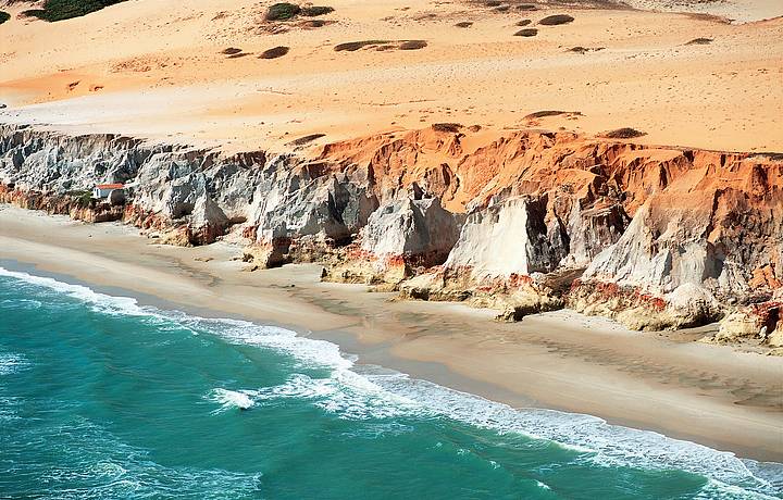 Mar cristalino e falésias gigantescas emolduram todo o trajeto