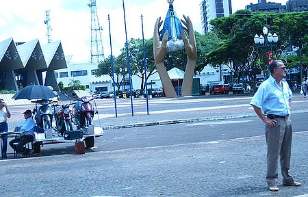 Imagem da Sta. Sra. Aparecida - Defronte a Igreja Católica de Cascavel PR