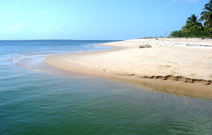 Praia deserta e Ã¡guas muito azuis