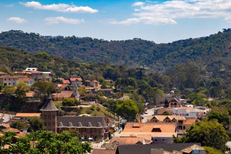 Vista do mirante, onde também há escultura da artista 