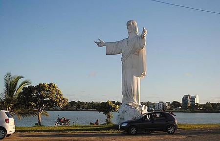 Monumento enfeita a orla